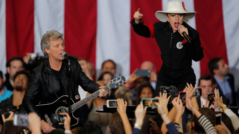 Jon Bon Jovi y Lady Gaga actúan durante el cierre de campaña de Hillary Clinton en la Universidad de Carolina del Norte en Raleigh. - REUTERS Jon Bon Jovi y Lady Gaga actúan durante el cierre de campaña de Hillary Clinton en la Universidad de Carolina del Norte en Raleigh. - REUTERS