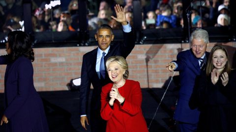 La candidata demócrata, Hillary Clinton, junto al presidente Barack Obama, la primera dama, Michelle Obama, su marido Bill y su hija Chelsea. - REUTERS La candidata demócrata, Hillary Clinton, junto al presidente Barack Obama, la primera dama, Michelle Obama, su marido Bill y su hija Chelsea. - REUTERS