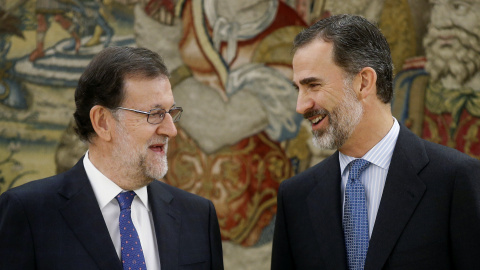 El presidente del Gobierno, Mariano Rajoy, con el rey Felipe VI, tras el acto de toma de posesión el pasado 31 de octubre, en el Palacio de la Zarzuela. REUTERS/Angel Diaz