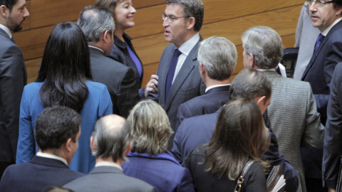 Alberto Núñez Feijóo recibe la felicitación de los diputados populares, tras pronunciar su discurso en la primera sesión del debate de investidura, en el que ha solicitado a la Cámara autonómica la confianza para ser investido de nuevo pres Alberto Núñez Feijóo recibe la felicitación de los diputados populares, tras pronunciar su discurso en la primera sesión del debate de investidura, en el que ha solicitado a la Cámara autonómica la confianza para ser investido de nuevo pres