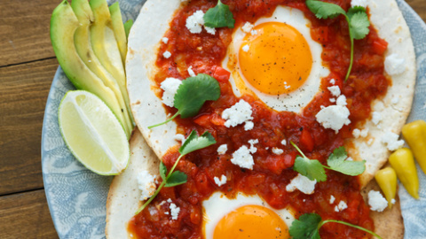 Huevos rancheros con salsa de tomate y cilantro. Pato confinado. Huevos rancheros con salsa de tomate y cilantro