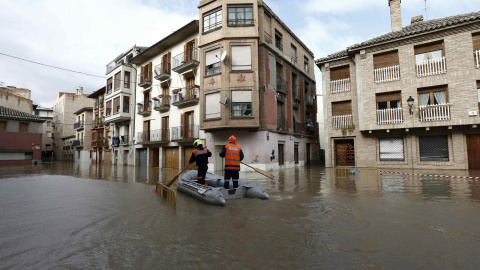 Miembros de Proteccion Civil ayudan a varias personas en el Casco Viejo de Tudela, coincidiendo con la máxima crecida del Rio Ebro, donde se han inundado las calles de la ciudad. EFE/Jesús Diges. Miembros de Proteccion Civil ayudan a varias personas en el Casco Viejo de Tudela, coincidiendo con la máxima crecida del Rio Ebro, donde se han inundado las calles de la ciudad. EFE/Jesús Diges.