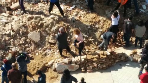 Varios vecinos y activistas han acudido este domingo reconstruir la vivienda de la calle Ofelia Nieto, 29, derribada el viernes por el Ayuntamiento de Madrid para ampliar la acera dentro de una nuevo plan urbanístico.