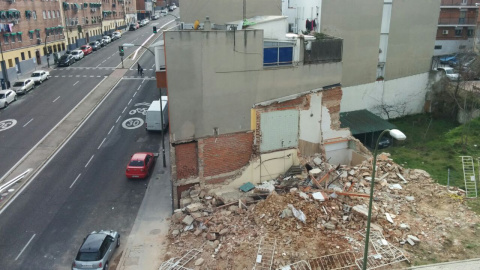 Los activistas han llevado sus propios materiales para la reconstrucción desafiando así al Ayuntamiento que dirige Ana Botella.