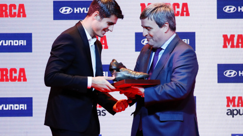 Miguel Cardenal entrega al delantero Álvaro Morata el Trofeo Luis Aragonés, como mejor jugador de la selección, durante el acto de los Premios Marca a los mejores de la pasada temporada, celebrado el pasado lunes en Madrid. EFE/Juanjo Martí