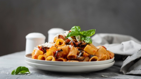 Plato siciliano de pasta norma. Receta de pasta norma