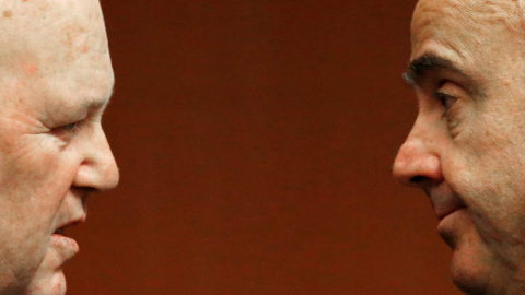 Luis de Guindos, a la derecha, charla con su homólogo irlandés. / YVES HERMAN (REUTERS) Luis de Guindos, a la derecha, charla con su homólogo irlandés. / YVES HERMAN (REUTERS)