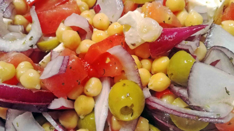 Ensalada de garbanzos con queso, tomate y olivas. Pato Confinado. Ensalada de garbanzos con queso feta y tomate