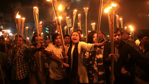 Activistas, escritores y miembros de Ganajagaran Mancha gritan consignas mientras participan en una protesta por los violetos ataques contra varios editores y blogueros el pasado sábado en Dacca (Bangladesh) hoy, 2 de noviembre de 2015. El 