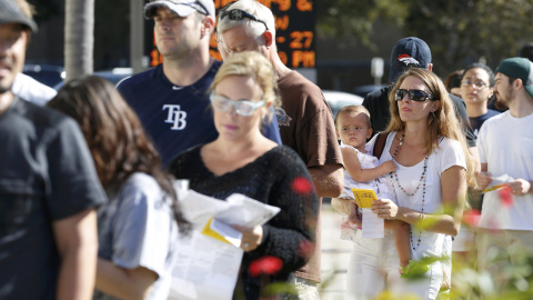 Ciudadanos estadounidenses haciendo cola en la localidad de Saint Petersburg (Florida) para votar en las elecciones presidenciales de este 8 de noviembre. REUTERS/Scott Audett Ciudadanos estadounidenses haciendo cola en la localidad de Saint Petersburg (Florida) para votar en las elecciones presidenciales de este 8 de noviembre. REUTERS/Scott Audett