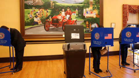 Ciudadanos en su cabina eligiendo su voto en un colegio electoral en la localidad de Manhasset (New York). REUTERS/Shannon Stapleton Ciudadanos en su cabina eligiendo su voto en un colegio electoral en la localidad de Manhasset (New York). REUTERS/Shannon Stapleton