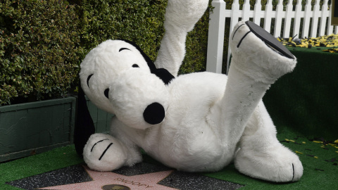 Fotografía de una representación del personaje animado Snoopy al recibir una estrella en el Paseo de la Fama hoy, lunes 2 de noviembre de 2015, en Hollywood, California (EE.UU.). Snoopy, que aparecerá en la película "The Peanuts Movie", rec