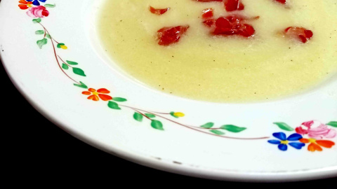 Sopa fría de melón con crujiente de jamón. Pato Confinado. Sopa fría de melón con jamon y menta