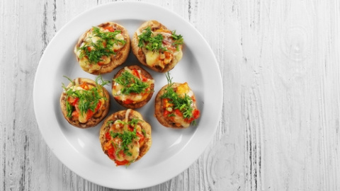 Champiñones rellanos vegetarianos. Champiñones rellanos vegetarianos.