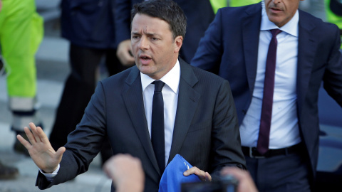 Renzi se enfrenta a la crisis del banco Monte dei Paschi di Siena y al auge del sentimiento antieuropeo del Movimiento Cinco Estrellas / REUTERS