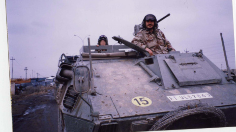 El cabo David Thovar, en un vehículo BMR durante la misión española en Irak, en 2004. También participó en las misiones en Bosnia (2001) y Kosovo (2006).