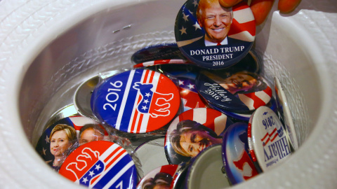 Pins con las caras de los candidatos a la presidencia en EEUU. / REUTERS
