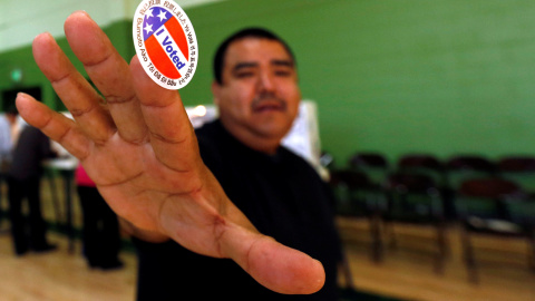 Anthony Partida muestra su pegatina tras haber votado en Los Ángeles, EEUU: / REUTERS