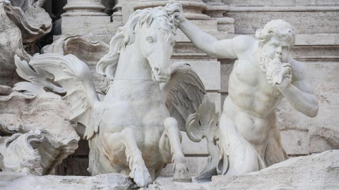 Vista de una escultura de la Fontana de Trevi. EFE