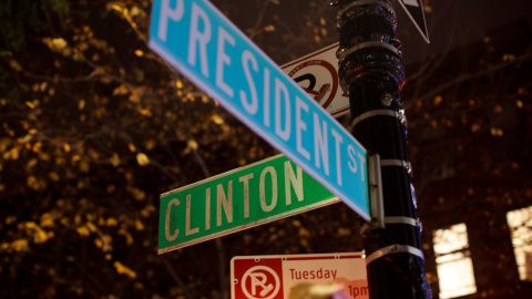 Un cartel con los nombres de las calles President Street y Clinton Street en Nueva York, EEUU. / REUTERS