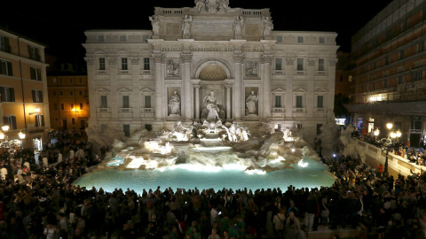 La gente toma fotos durante la ceremonia de inauguración de Fontana de Trevi de Roma. REUTERS