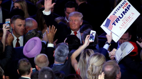 El presidente de los EEUU, Donald Trump, saluda a sus simpatizantes durante la fiesta electoral organizada por su campaña en el New York Hilton Midtown de Nueva York (Estados Unidos. EFE/SHAWN THEW