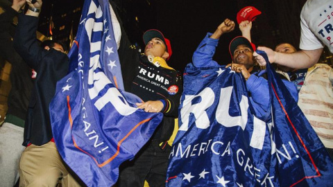 Simpatizantes del candidato republicano Donald Trump congregados a las puertas del New York Hilton Midtown de Nueva York (Estados Unidos) en la noche del 8 de noviembre. EFE/Alba Vigary