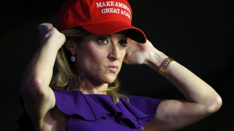 Una votante que apoya a Trump ajusta su gorra durante la noche electoral en Nueva York, EEUU. / REUTERS Una votante que apoya a Trump ajusta su gorra durante la noche electoral en Nueva York, EEUU. / REUTERS