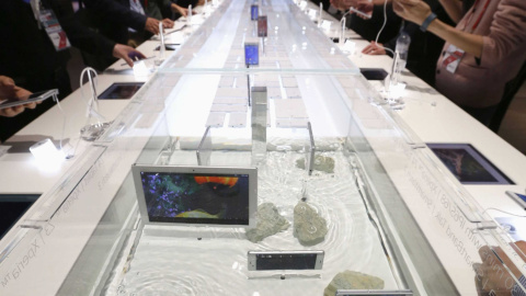 Visitantes observan las características del nuevo modelo Sony Experia Aqua./ REUTERS