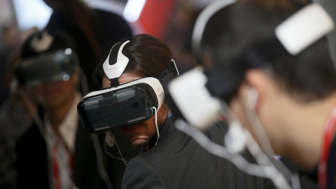 Los visitantes prueban el 'Gear VR Innovation Edition', la nueva realidad virtual de Samsung en el Mobile World Congress en Barcelona./ REUTERS