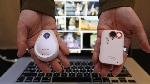 Prototipos de las cámaras portátiles Acumulus9's QuidredCam (L) se muestran en Barcelona, donde el lunes comienza de manera oficial el Congreso Mundial de Móviles./ EFE