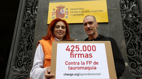 La Plataforma "La torutra no es cultura" presenta 425.000 firmas ante el Ministerio de Educación. EFE La Plataforma "La torutra no es cultura" presenta 425.000 firmas ante el Ministerio de Educación. EFE