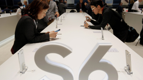 Los visitantes prueban el nuevo Samsung Galaxy 6 en el Mobile World Congress./ REUTERS