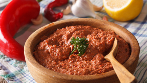 Muhammara o crema de pimientos. muhammara o crema de pimientos