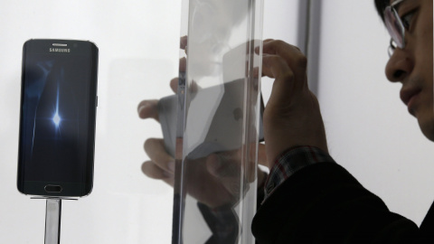 Un hombre toma una fotografía del nuevo modelo de Samsung, el Samsung Galaxy S6, durante el Mobile World Congress./ REUTERS