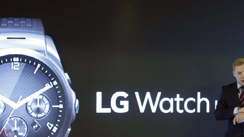 El responsable de movilidad de LG en Reino Unido, Andrew Coughlin, presenta su primer reloj inteligente llamado LG Watch Urbane LTE en Barcelona, donde comienza el lunes el Mobile World Congress./ EFE