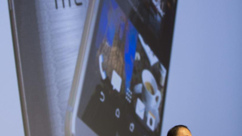 El director ejecutivo y presidente de HTC, Peter Chou, presentó el domingo el nuevo HTC One en Barcelona, donde el lunes se inaugura oficialmente el Congreso Mundial de Móviles (MWC)./ EFE
