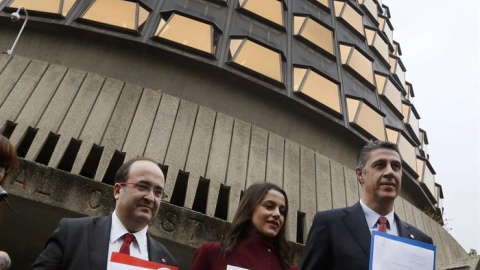 Iceta, Arrimadas y Albiol en el Tribunal Constitucional, este miércoles./ EFE Iceta, Arrimadas y Albiol en el Tribunal Constitucional, este miércoles./ EFE