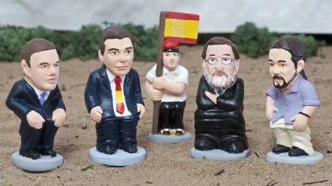 Los líderes de Ciudadanos, Albert Rivera, de PSOE, Pedro Sánchez, del PP, Mariano Rajoy, y de Podemos, Pablo Iglesias, entre los personajes  que inspiran cada año las figuras típicas del pesebre catalán conocidas como 'caganers'. EFE/Robin 