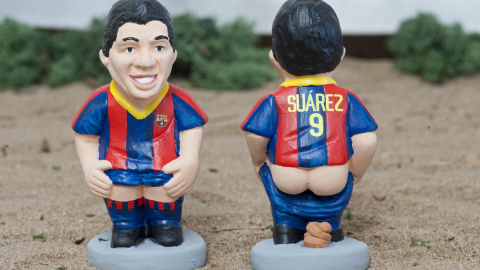 El delantero uruguayo del FC Barcelona, Luis Suárez, entre los personajes  que inspiran cada año las figuras típicas del pesebre catalán conocidas como 'caganers'. EFE/Robin Townsend