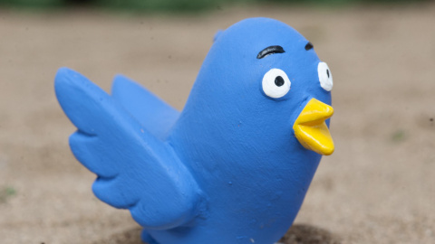 El icono de Twitter, entre los personajes  que inspiran cada año las figuras típicas del pesebre catalán conocidas como 'caganers'. EFE/Robin Townsend