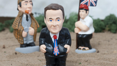 El primer ministro británico, David Cameron, entre los personajes que inspiran cada año las figuras típicas del pesebre catalán conocidas como 'caganers'. EFE/Robin Townsend