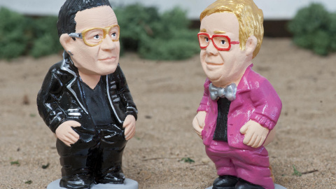 Los cantantes Bono y Elton John, entre los personajes que inspiran cada año las figuras típicas del pesebre catalán conocidas como 'caganers'. EFE/Robin Townsend