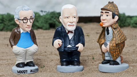 Woody Allen, Sigmund Freud y Sherlock Holmes, entre los personajes que inspiran cada año las figuras típicas del pesebre catalán conocidas como 'caganers'. EFE/Robin Townsend