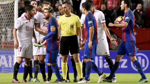 El delantero argentino del F. C. Barcelona, Leo Messi, abandona el terreno de juego después de que el árbitro le haya mostrado una tarjata amarilla por perde tiempo en el partido de liga disputado frente al Sevilla en el estadio Sánchez Piz El delantero argentino del F. C. Barcelona, Leo Messi, abandona el terreno de juego después de que el árbitro le haya mostrado una tarjata amarilla por perde tiempo en el partido de liga disputado frente al Sevilla en el estadio Sánchez Piz
