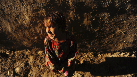 Una niña permanece cerca de su refugio en el campamento de desplazados internos en las afueras de Kabul, Afganistán, hoy 4 de noviembre de 2015. EFE/Hedayatullah Amid