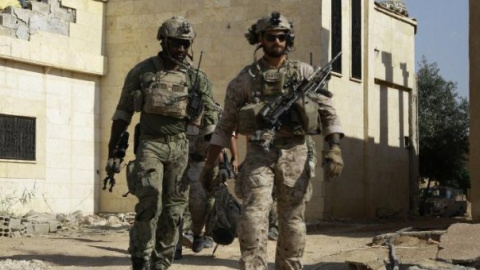 Soldados identificados por las fuerzas sirias como tropas especiales de EEUU en la provincia de Raqqa, Siria. - AFP Soldados identificados por las fuerzas sirias como tropas especiales de EEUU en la provincia de Raqqa, Siria. - AFP