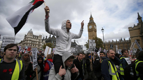 Estudiantes británicos se manifiestan en contra de los recortes en becas educativas en Londres, Reino Unido. REUTERS/Peter Nicholls
