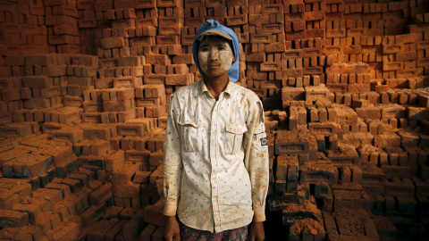 Una mujer que trabaja en una fábrica de ladrillos en las afueras de Rangún, Birmania, 4 de noviembre de 2015. REUTERS / Jorge Silva