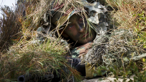 Un soldado de la OTAN de Francia participa en Ejercicio Trident Coyuntura 2015, el mayor ejercicio militar de la OTAN conjunta y combinada en más de una década, en los campos de entrenamiento de San Gregorio de Zaragoza, España, 4 de noviem